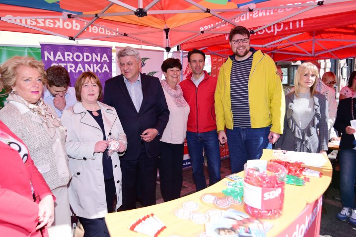 Predstavnicima lijeve koalicije pred tržnicom pridružili su se Zlatko Komadina te Peđa Grbin / Snimio Marin ANIČIĆ