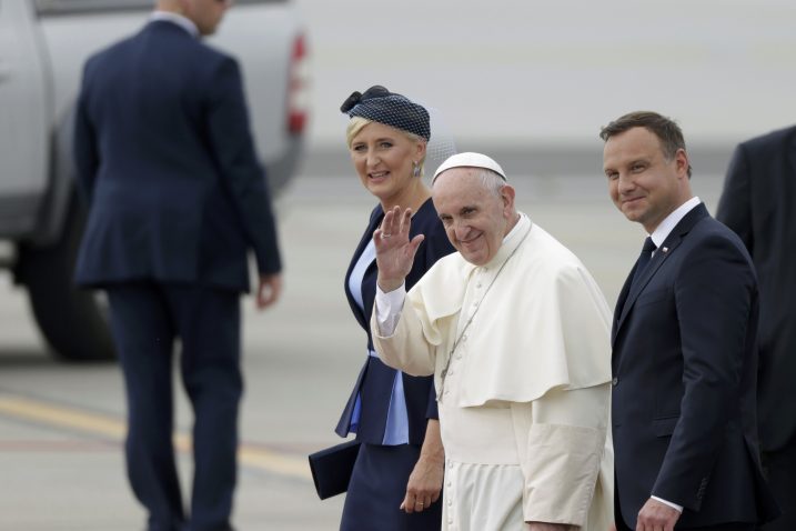 Papi je dobrodošlicu poželio poljski predsjednik Andrzej Duda sa suprugom Agatom / Foto Reuters