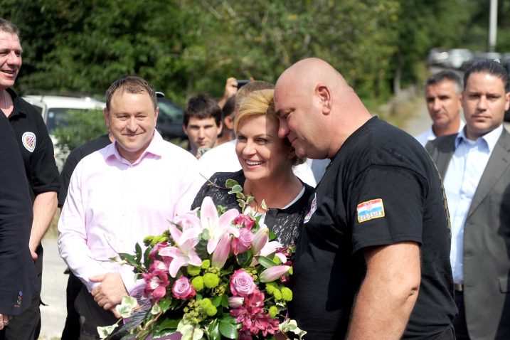 Druženje predsjednice i branitelja održano je u dvorištu općinske zgrade u Lukežima,  koju su uredili sami branitelji i njihovi prijatelji / Snimio Roni BRMALJ