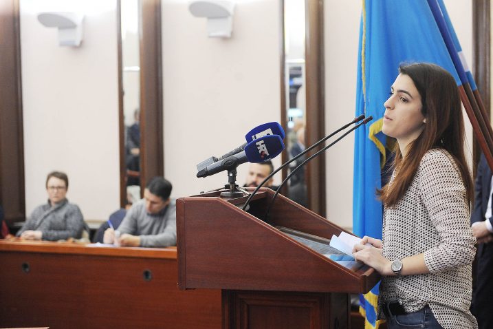 EMOTIVNI OPROŠTAJ – Dora Vujnović dirljivim govorom oprostila se od oca kojega je prerano izgubila / Snimio Sergej DRECHSLER