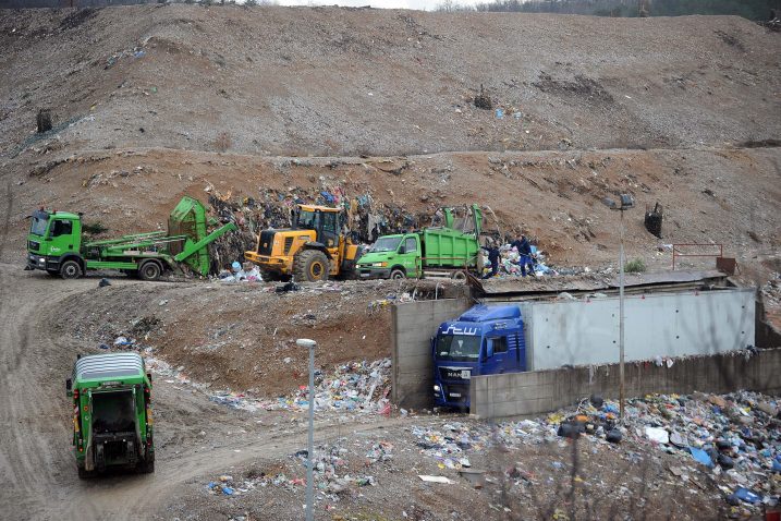 Kamioni Čistoće počeli dovoziti otpad s riječkog područja na Marišćinu / Foto Roni BRMALJ