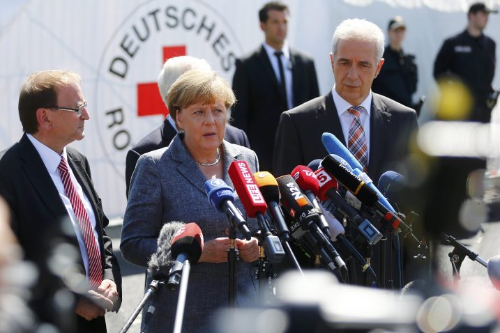 Angela Merkel posjetila je jučer izbjeglice u kampu Heidenau, a danas će o izbjeglicama govoriti i u Beču  / Foto REUTERS