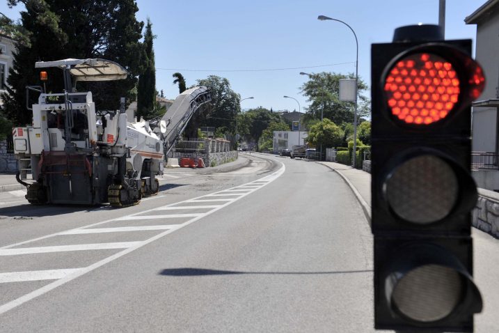 Radovi na obnovi završnog asfaltnog sloja u Zametskoj ulici / Snimio V. KARUZA