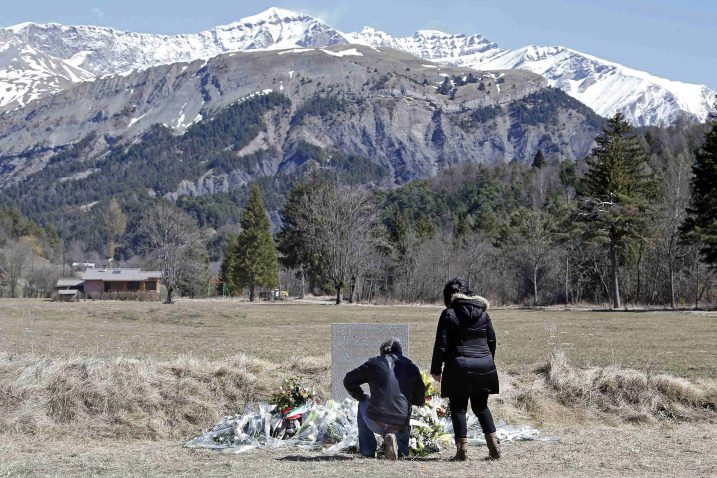 Rođaci španjolskih žrtava nesreće odaju počast poginulima u selu Le Vernet, blizu mjesta pada zrakoplova u francuskim Alpama / Reuters