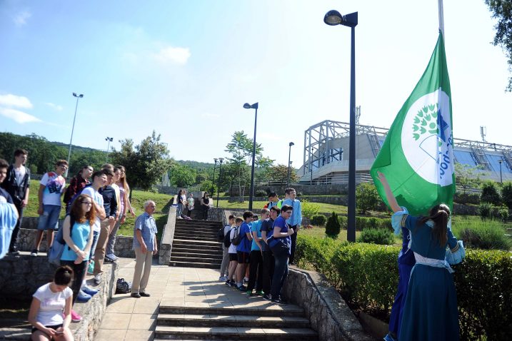 Podizanje zelene zastave ispred Osnovne škole Kostrena / Snimio R. BRMALJ