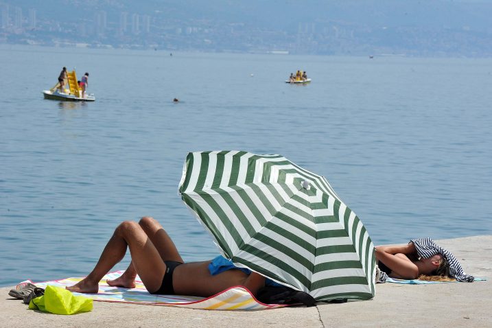 Svoje stvari - torbe, ključeve, mobitele, fotoaparate, kamere i dr. - na plaži ne ostavljajte bez nadzora, poručuje policija građanima / Snimio Sergej DRECHSLER / NL arhiva