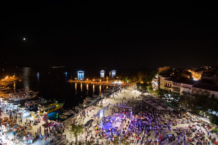 Sadržajna večer i mnoštvo ljudi na crikveničkom Trgu Stjepana Radića