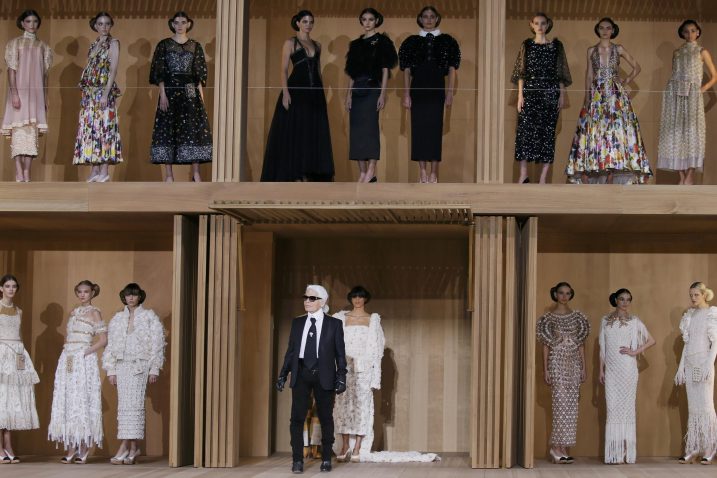 Karl Lagerfeld je Chanelovu kolekciju predstavio je u stilu minimalističke moderne drvene građevine / Foto REUTERS