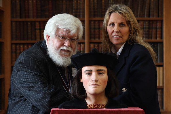 Phil Stone i  Philippa Langley pored biste Rikarda III