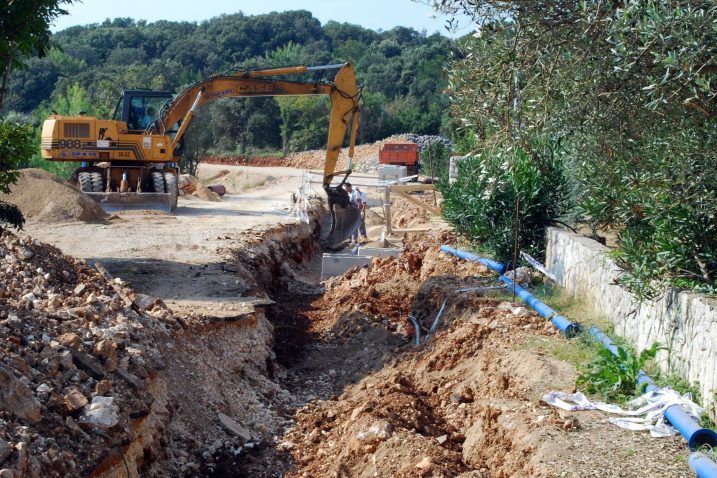 Priobalni pojas otoka Krka trebao bi biti opremljen cjelovitim sustavima zbrinjavanja otpadnih voda do konca 2020. godine / snimio M. TRINAJSTIĆ