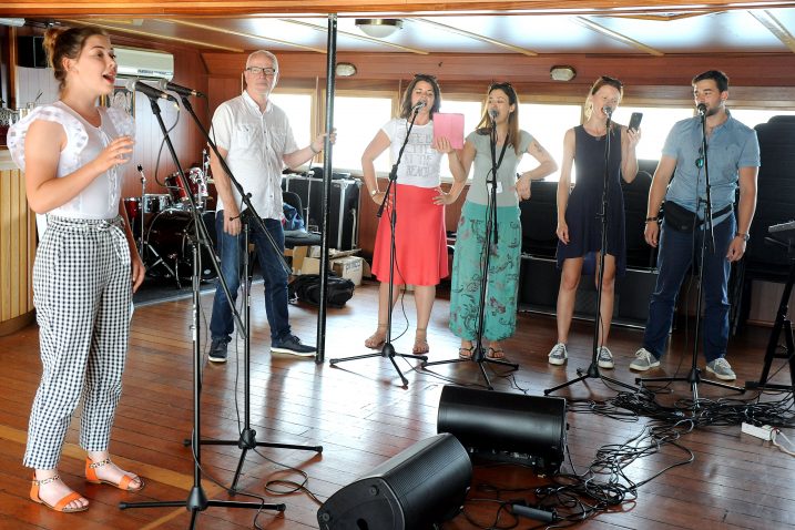 Pod budnim »uhom« direktora Festivala MIK Andreja Baše Nina Fakin, »prateći« i orkestar do savršenstva dovode izvedbu pjesme »Galop« / Snimio Marko GRACIN