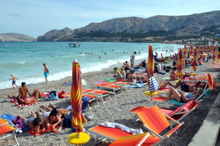 Nakon stidljive predsezone, turistička špica donijela gužve na cijelom otoku – prizor iz Baške / Foto Mladen Trinajstić