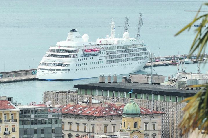 Silver Cloud u riječkoj luci / Snimio V. KARUZA