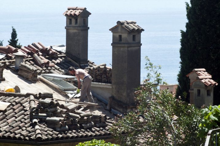 Proljetni popravak vološćanskih krovova »u oku kamere« / Foto: M. ANIČIĆ