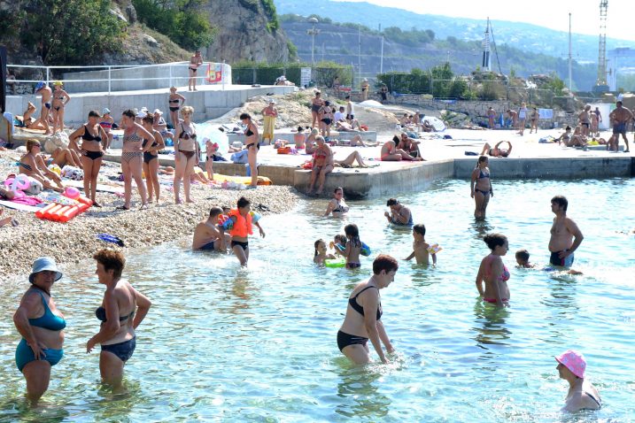 Kupač je po povratku kući pokušavao sa sebe i ručnika isprati uljni film / Foto M. GRACIN