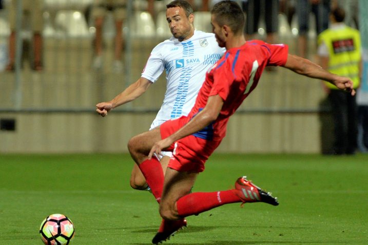 Lažnjak pa gol... – Zoran Kvržić (Rijeka) i Toni Borevković (Rudeš) / Foto Damir ŠKOMRLJ