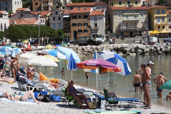 Za vikend je "živnulo" i na prekrasnim plažama u Dragi / Foto Marin ANIČIĆ