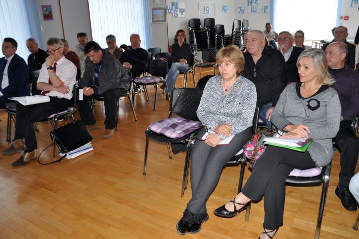 Potpuno razočaranje i konsternacija među pristunim Omišljanima i Njivičanima / snimio M. TRINAJSTIĆ