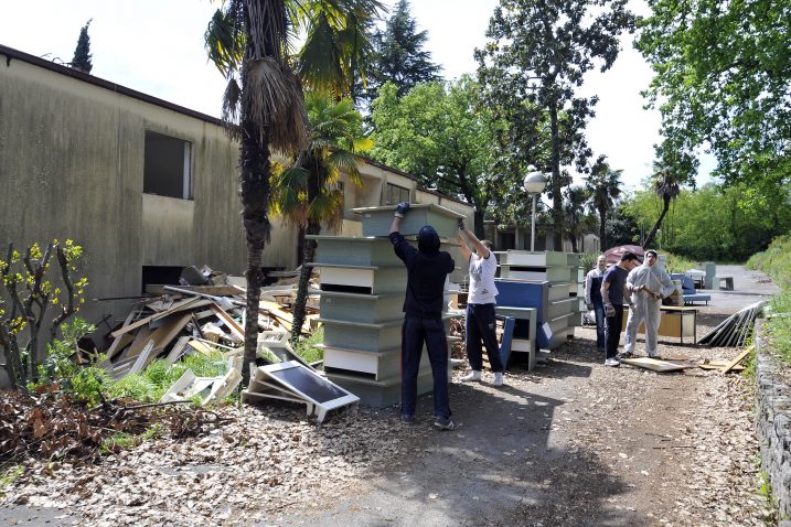 Inventar se prije rušenja iznosi izvan objekata / Snimio Damir Škomrlj