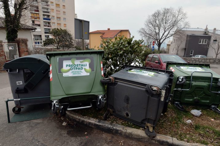 Spremnici uvijek lete kada puše bura / Snimio Damir ŠKOMRLJ