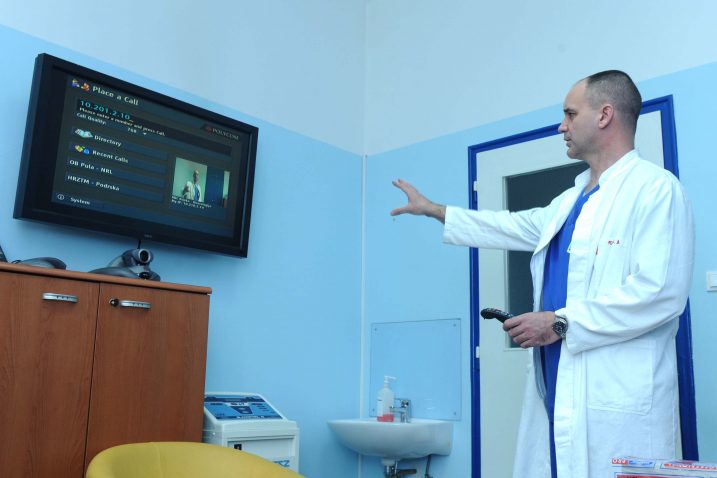 Dr. Siniša Dunatov u otočne ordinacije "ulazi" putem videolinka / Foto Marko GRACIN