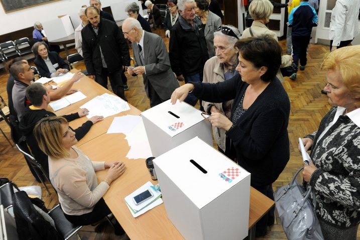 Birači u Rijeci i prstenu podržali ljevicu – glasačko mjesto na Pećinama / Foto S. JEŽINA