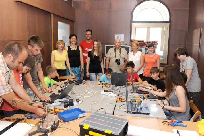 U prvom tjednu Ljeta na Školjiću najavljene su radionice astronomije, ekologije, glume, digitalne fotografije, likovno-kreativne, robotike, 3D modeliranja, yoge te tečaj za voditelja brodice / NL arhiva