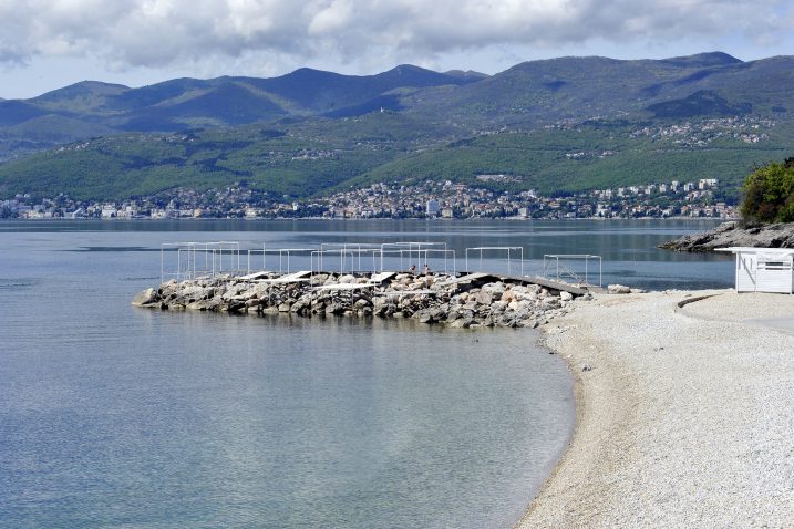 Uskoro bi trebala započeti sanacija plaže ispod bazena Kantrida / Snimio Silvano Ježina