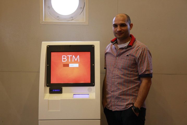 Ivan Šimurina pored bitcoin bankomata