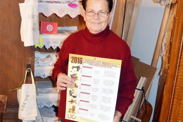 Mirjana Pleše s kalendarom za 2016. godinu / Snimio Marinko KRMPOTIĆ