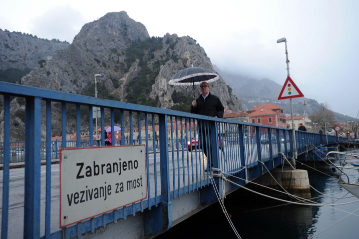 Prolazite li mostom preko Cetine u središtu grada, osjetit ćete kako drhti pod teretom automobila / Foto Davor KOVAČEVIĆ
