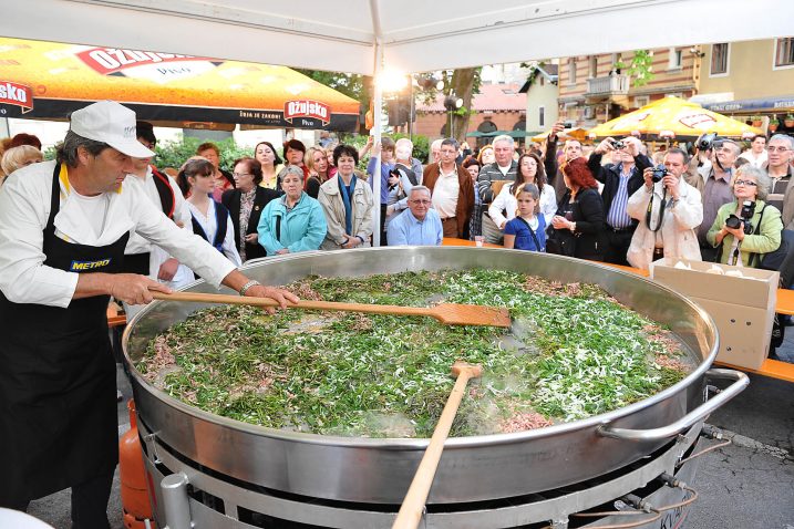 I ove godine na lovranskom Festivalu šparuga, kao i prethodnih 18, nezaobilazna je »fritaja« s divljim šparugama / Foto NL arhiva