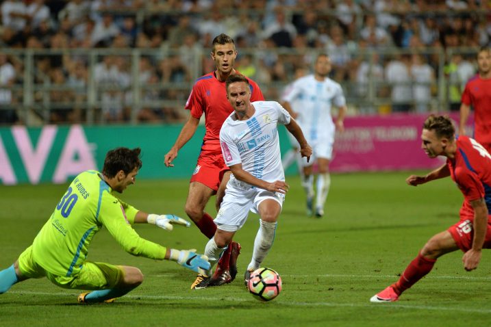 Tri gola u posljednje dvije utakmice – Mario Gavranović ispred vratara "Rudeša" Krunoslava Hendije / Foto Damir ŠKOMRLJ