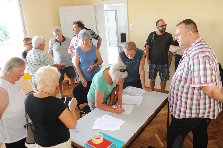 Brojni mještani dali su jučer potporu inicijativi za zatvarenje kamenoloma / snimio S. Drechsler