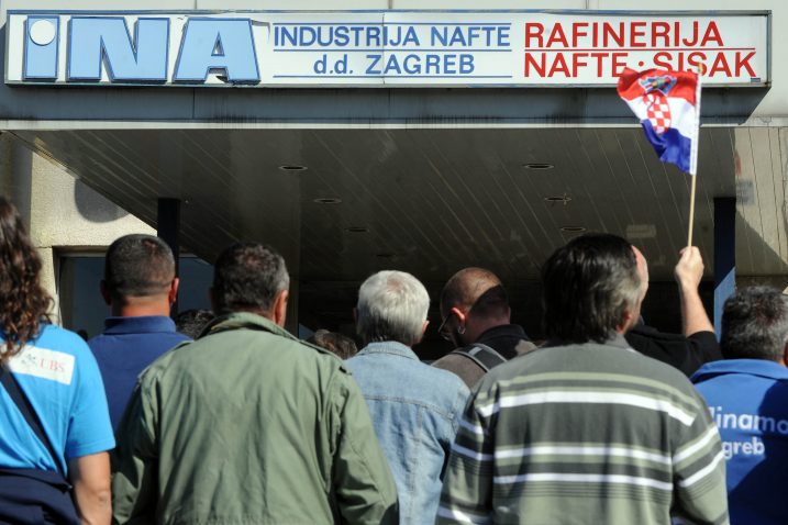 Stožer za obranu rafinerije Sisak najavljuje da će vlastitim tijelima spriječiti namjeru MOL-a da krene s redovitim transportom sirove nafte u Rafineriju Rijeka / Foto Davor KOVAČEVIĆ