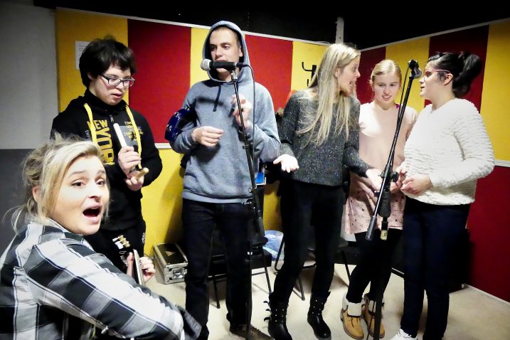 Besplatne radionice namijenjene djeci i mladima s poteškoćama u razvoju u sklopu kojih oni uče, sviraju, pjevaju, plešu i kvalitetno provode vrijeme