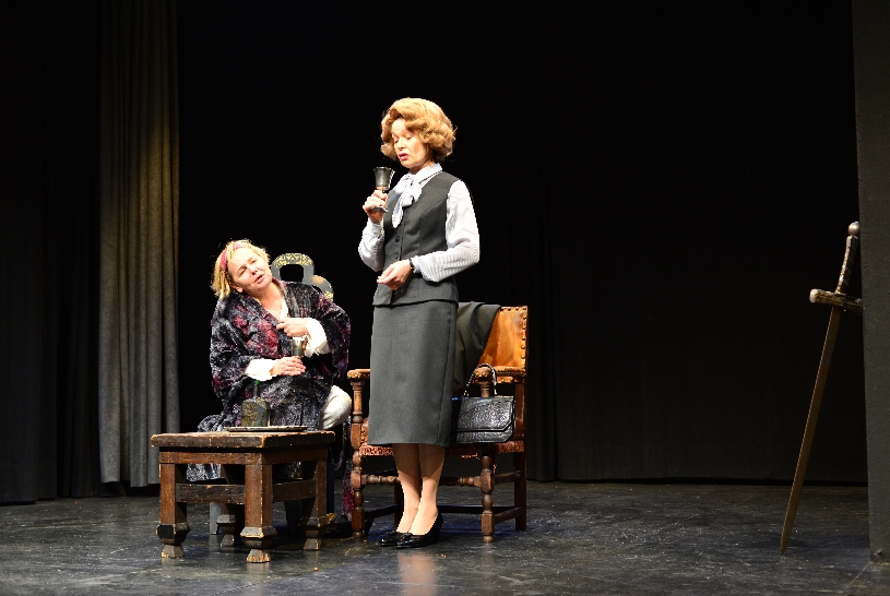 Uloga eksplozivne i zanosljive Letice stoji joj kao salivena – Vitomira Lončar Vitomira Lončar i Jasna Bilušić u prizoru predstave