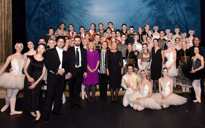 Kolinda Grabar-Kitarović u petak je navečer bila u središtu pažnje kad je nakon izvođenja čuvenog baleta »Labuđe jezero« Petra Iljiča Čajkovskog otišla na pozornicu, primila cvijeće i naklonila se zajedno s ansamblom začuđenoj publici