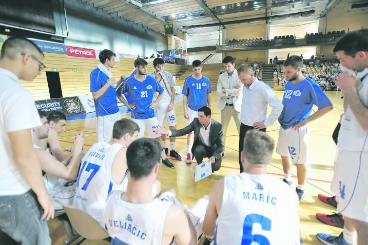 Nadmašili očekivanja - Košarkaši Kvarnera 2010 s trenerom Marijanom Manceom / Snimio Damir Škomrlj