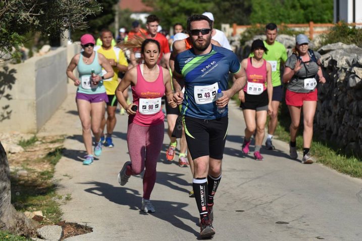 Posebnost ovog polumaratona krije se u jedinstvenoj ljepoti lunjskih maslinika i tisućljetnih stabala maslina uz koje se trči, netaknutoj prirodi, plavetnilu mora, ali i samoj konfiguraciji terena