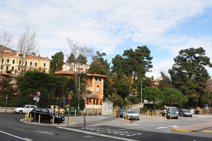 Hoće li na današnjem parkiralištu turističkih autobusa izrasti velika građevina? / snimio M. ANIČIĆ