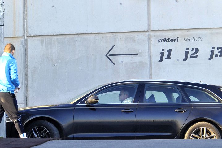 Kak iz automobila parkiranog iznad pomoćnog igrališta gleda utakmicu protiv »Celja« / Foto S. Ježina
