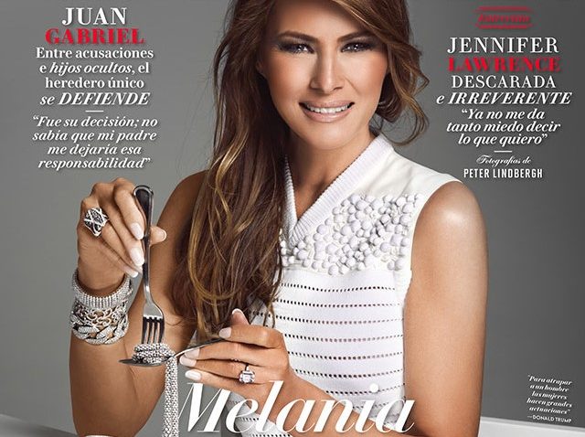 Američka prva dama sjedi pred zdjelom punom nakita, vilicom 'motajući' ogrlicu poput špageta / Foto Vanity Fair MX