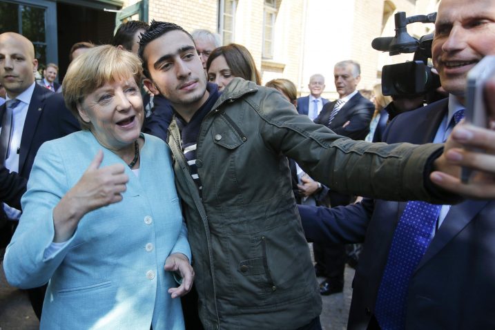 Angela Merkel fotografirala se s jednim od imigranata / Reuters