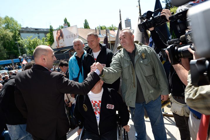Ministar branitelja Tomo Medved  s braniteljima u Vukovaru / Foto: Goran Mehkek / CROPIX