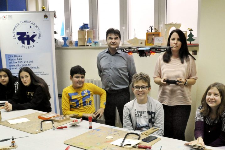Nova oprema jučer svečano predana modelarskoj radionici Tehničkog centra mladih  / snimio S. JEŽINA