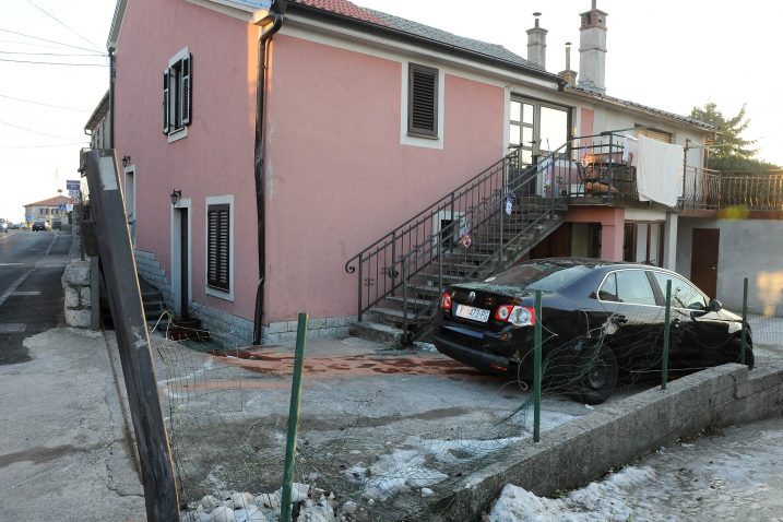 Oštećena je kuća i parkirani automobil / Foto Sergej DRECHSLER