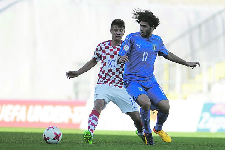 Poziv navijačima - Jurica Pršir tijekom ogleda s Italijom / foto Roni BRMALJ