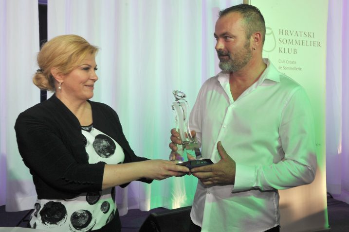 Trofej je završnoj svečanosti degustacija  predala predsjednica Republike Hrvatske / Snimio Milivoj MIJOŠEK