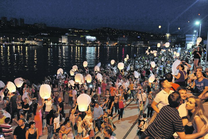 Sinoć se oko 5.000 ljudi okupilo na Molo Longu / Snimio D. Škomrlj